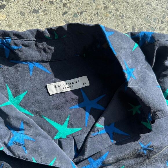 Equipment Femme Women’s XS Top Navy Silk Stars Button Up Sleeveless - Picture 3 of 3